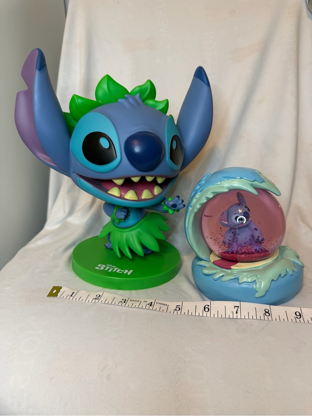 Disney Stitch Collectible Bundle – Hula Stitch Figure & Glitter Snow Globe - Picture 3 of 7